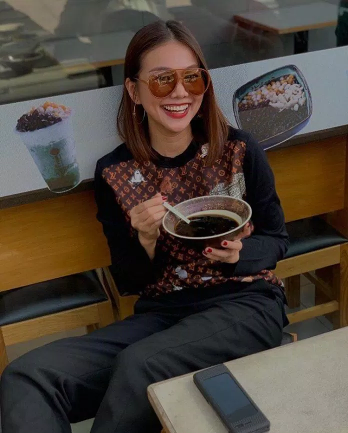 Rõ ràng tone màu trang phục của nữ ca sĩ Phạm Thanh Hằng là tone đen nâu nhưng vẫn vô cùng sành điệu bởi điểm nhấn là chiếc kính độc đáo (Nguồn: Instagram @phamthanhhang_).