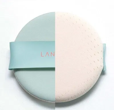 Bông mút của Laneige Neo Matte Cushion có dạng xốp, khứa lỗ rất đặc biệt. (nguồn: Internet)