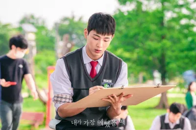 Tạo hình của Jisoo thời trung học trong phim. (Nguồn: Internet)