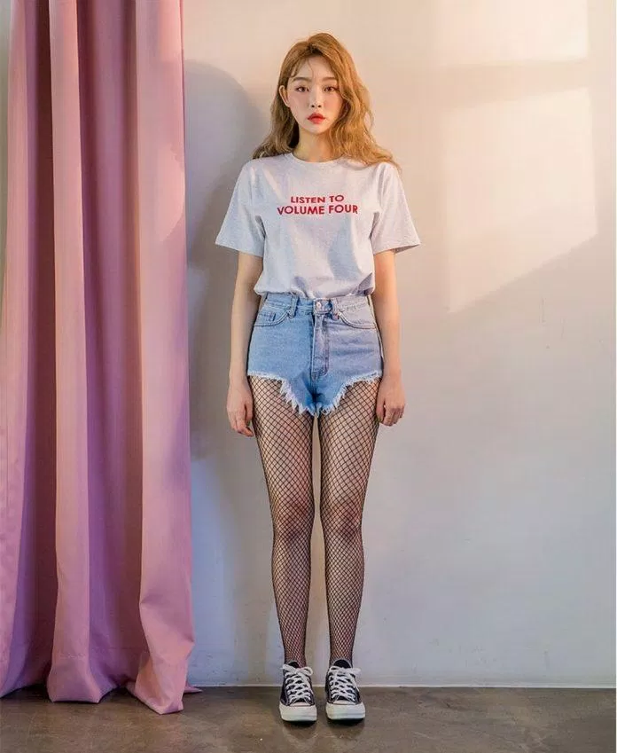 Tất lưới cũng vô cùng ăn ý với quần short jean nữa đấy. (nguồn ảnh: Internet) Tất lưới cũng vô cùng ăn ý với quần short jean nữa đấy. (nguồn ảnh: Internet)