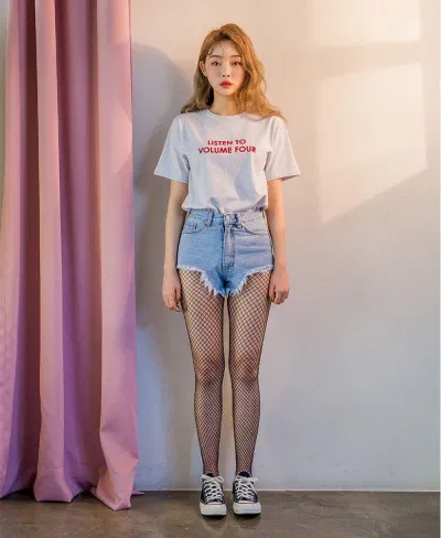 Tất lưới cũng vô cùng ăn ý với quần short jean nữa đấy. (nguồn ảnh: Internet) Tất lưới cũng vô cùng ăn ý với quần short jean nữa đấy. (nguồn ảnh: Internet)