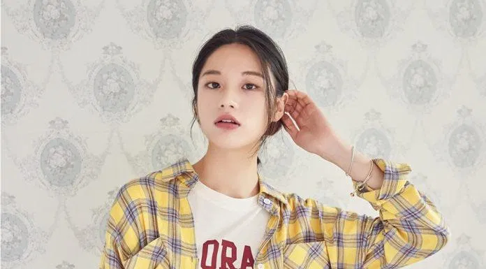 Dịu dàng, bắt mắt với áo sọc kẻ vàng mix layer áo thun trắng in chữ và quần short jean. (nguồn ảnh: Internet) Dịu dàng, bắt mắt với áo sọc kẻ vàng mix layer áo thun trắng in chữ và quần short jean. (nguồn ảnh: Internet)