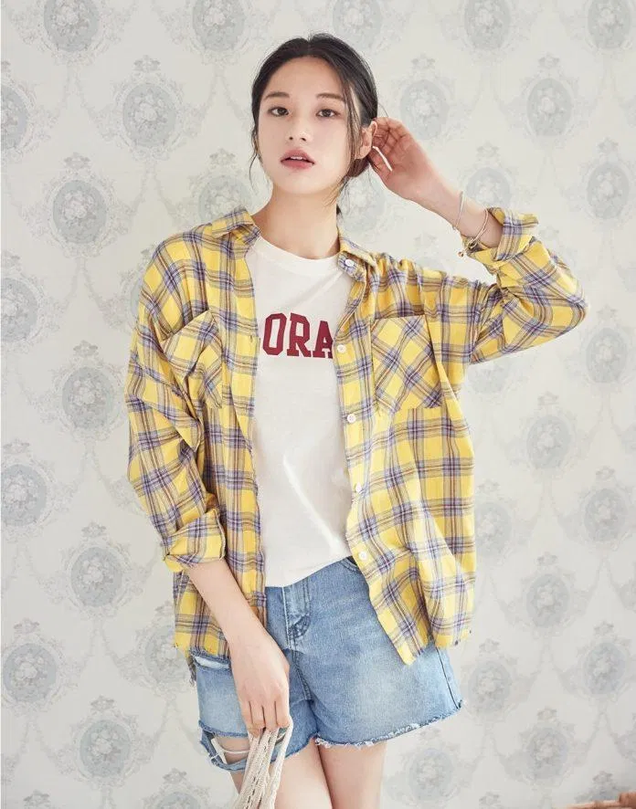 Dịu dàng, bắt mắt với áo sọc kẻ vàng mix layer áo thun trắng in chữ và quần short jean. (nguồn ảnh: Internet) Dịu dàng, bắt mắt với áo sọc kẻ vàng mix layer áo thun trắng in chữ và quần short jean. (nguồn ảnh: Internet)