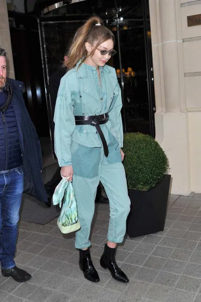 fashionista Gigi Hadid luôn xuất hiện vô cùng nổi bật và phong cách với những tông màu và điểm nhấn khác nhau. (nguồn ảnh: Internet) fashionista Gigi Hadid luôn xuất hiện vô cùng nổi bật và phong cách với những tông màu và điểm nhấn khác nhau. (nguồn ảnh: Internet)