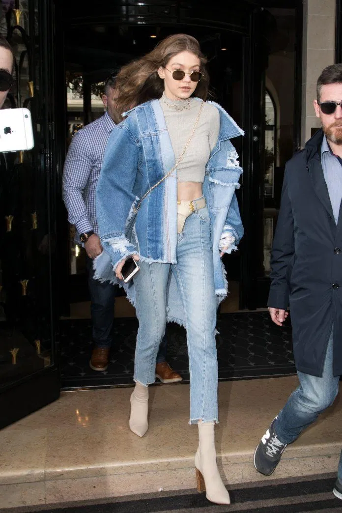 Gigi Hadid diện cả cây denim xanh năng đông, bụi bặm trước ống kính của công chúng. (nguồn ảnh: Internet) Gigi Hadid diện cả cây denim xanh năng đông, bụi bặm trước ống kính của công chúng. (nguồn ảnh: Internet)