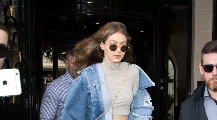 Gigi Hadid diện cả cây denim xanh năng đông, bụi bặm trước ống kính của công chúng. (nguồn ảnh: Internet)