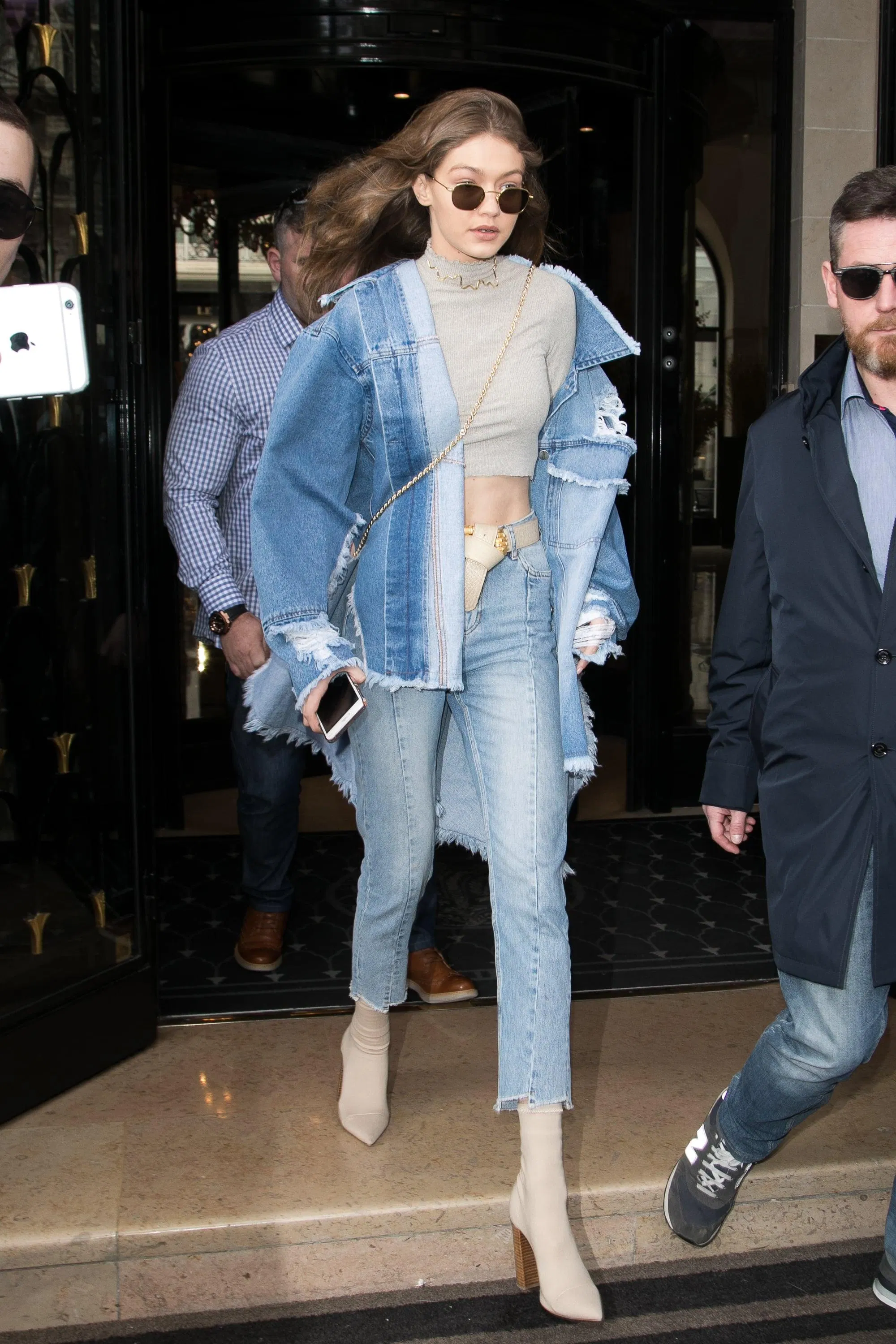 Gigi Hadid diện cả cây denim xanh năng đông, bụi bặm trước ống kính của công chúng. (nguồn ảnh: Internet)