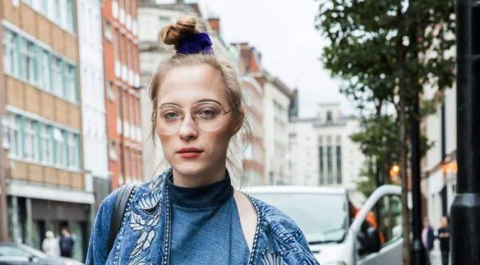 Phong cách oversize phóng khoáng kết hợp những điểm hoa văn nhấn nhá thời thượng, phong cách. (nguồn ảnh: Internet) Phong cách oversize phóng khoáng kết hợp những điểm hoa văn nhấn nhá thời thượng, phong cách. (nguồn ảnh: Internet)