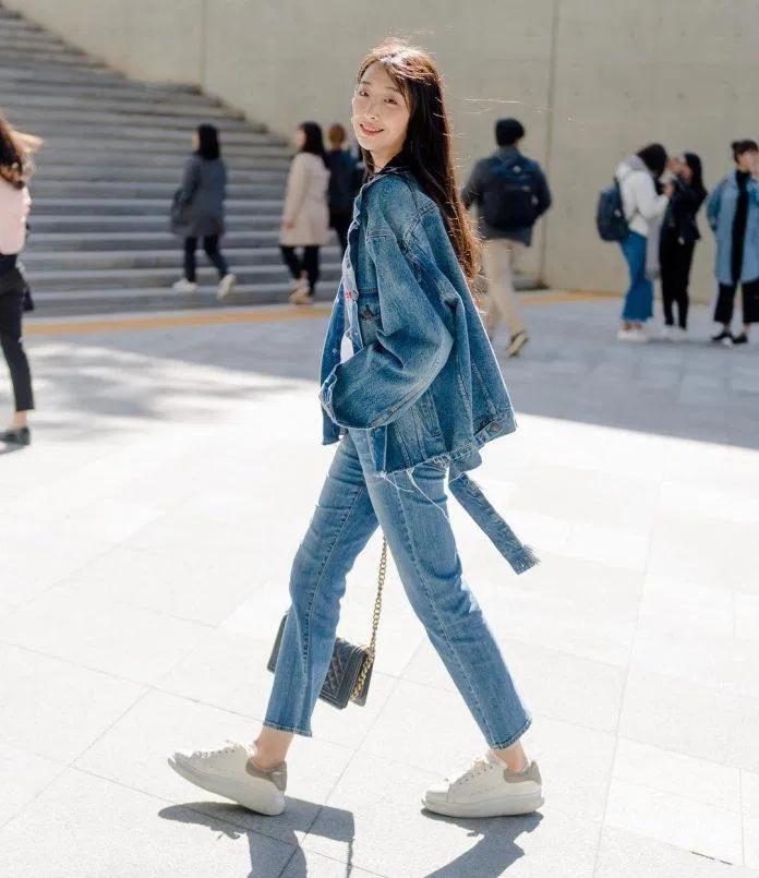 Chỉ cần một set đồ denim hòa hợp về chất liệu và màu sắc trông bạn đã rất năng động rồi. (nguồn ảnh: Internet) Chỉ cần một set đồ denim hòa hợp về chất liệu và màu sắc trông bạn đã rất năng động rồi. (nguồn ảnh: Internet)
