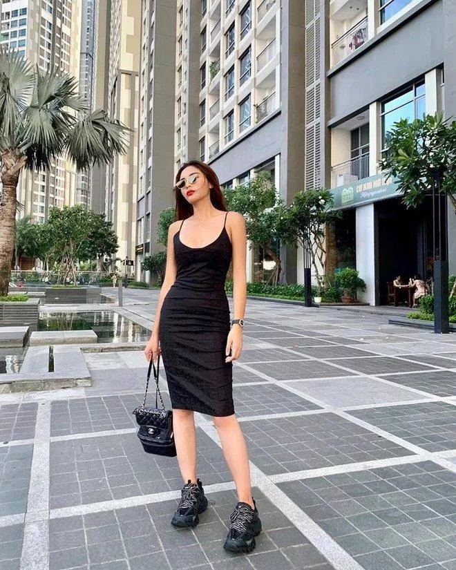 Các hot girl Việt cá tính mà không kém phàn quyến rũ, cuốn hút với đầm hai dây đen ôm, sneaker và túi xách. (nguồn ảnh: Internet)