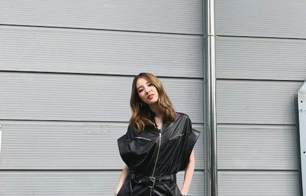 Trang phục chất liệu da cũng vô cùng phù hợp với nét cá tính mà tông màu đen mang lại. (nguồn ảnh: Internet) Trang phục chất liệu da cũng vô cùng phù hợp với nét cá tính mà tông màu đen mang lại. (nguồn ảnh: Internet)