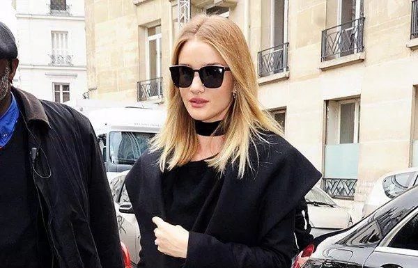 Sao Hollywood trưng diện nguyên cây đen trước công chúng với chocker làm điểm nhấn. (nguồn ảnh: Internet) Sao Hollywood trưng diện nguyên cây đen trước công chúng với chocker làm điểm nhấn. (nguồn ảnh: Internet)