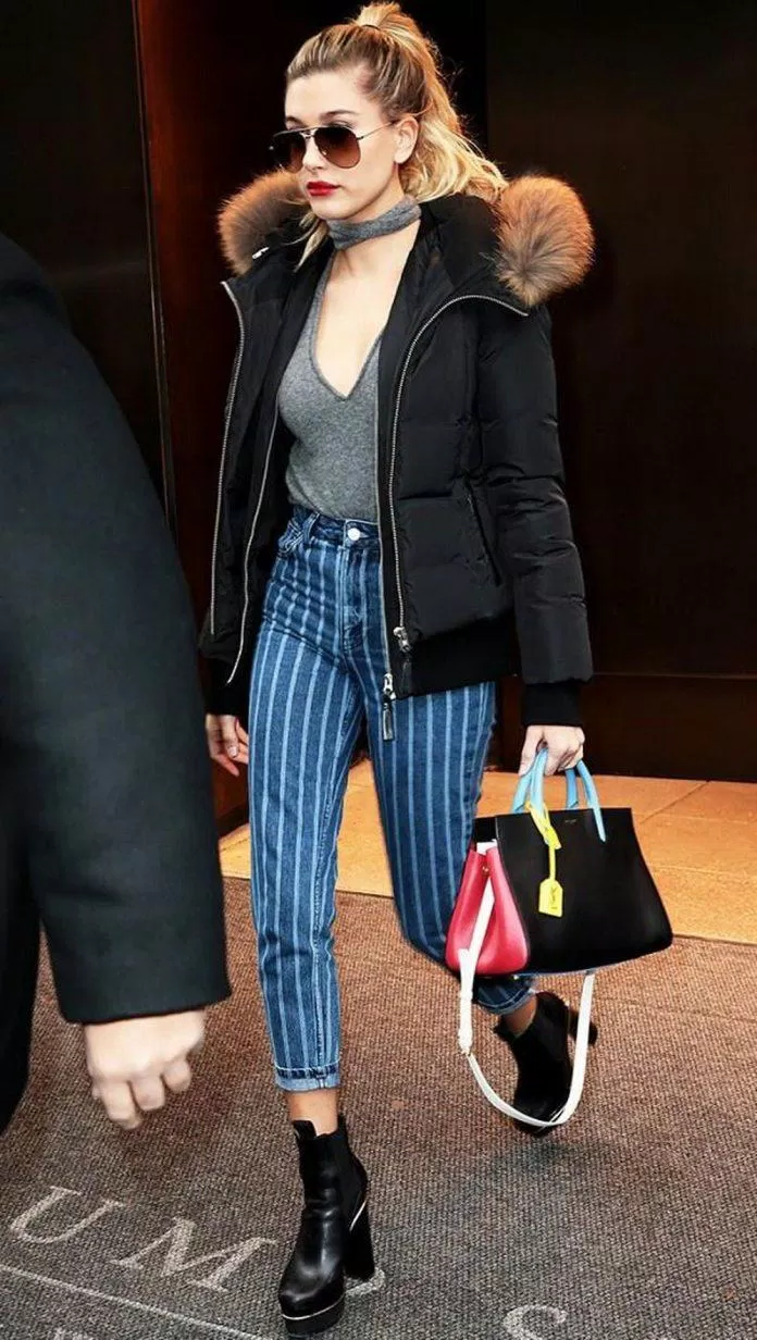 Người mẫu Hailey Badwin lăng xê chiếc chocker cùng màu áo thun vô cùng nổi bật.(nguồn ảnh: Internet)