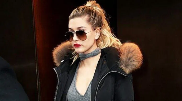 Người mẫu Hailey Badwin lăng xê chiếc chocker cùng màu áo thun vô cùng nổi bật.(nguồn ảnh: Internet) Người mẫu Hailey Badwin lăng xê chiếc chocker cùng màu áo thun vô cùng nổi bật.(nguồn ảnh: Internet)