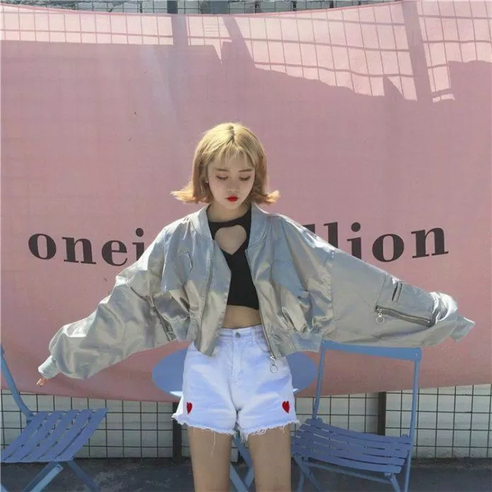 Bomber croptop bạc cực cool phối ăn ý với quần short jean trắng họa tiết. (nguồn ảnh: Internet) Bomber croptop bạc cực cool phối ăn ý với quần short jean trắng họa tiết. (nguồn ảnh: Internet)