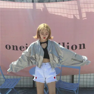 Bomber croptop bạc cực cool phối ăn ý với quần short jean trắng họa tiết. (nguồn ảnh: Internet) Bomber croptop bạc cực cool phối ăn ý với quần short jean trắng họa tiết. (nguồn ảnh: Internet)