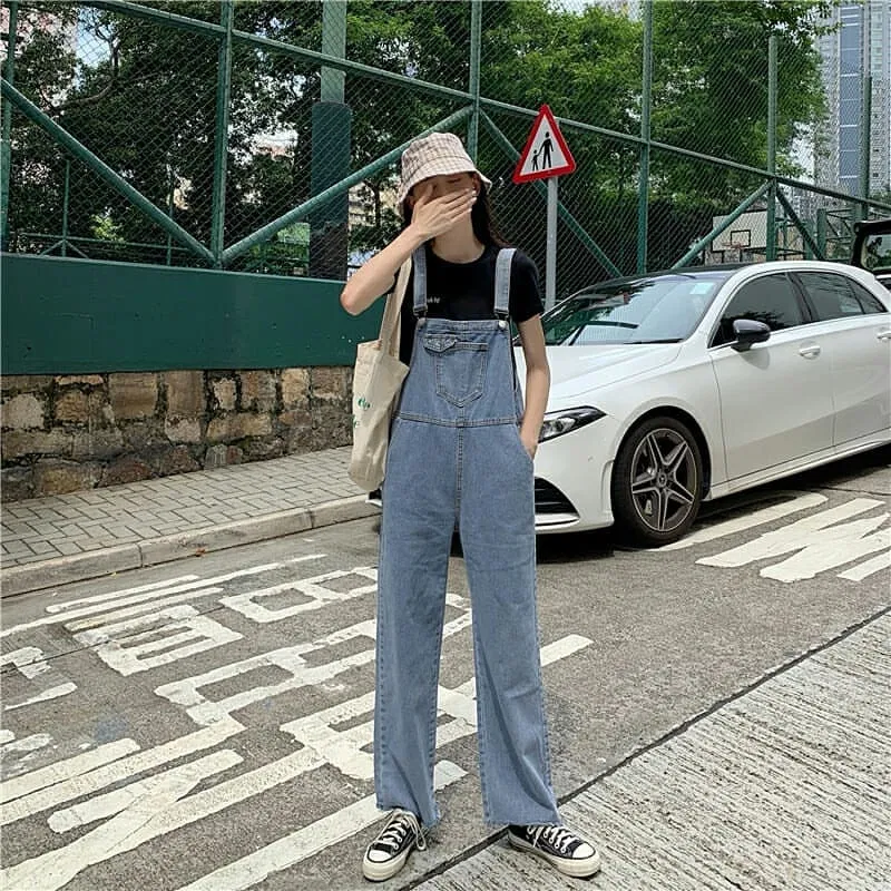 Chiếc quần yếm jean bụi bặm được các cô nàng xứ Hàn lăng xê nhiệt tình. (nguồn ảnh: Internet)