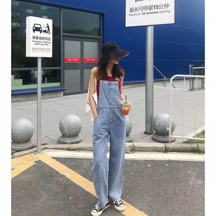 Cá tính với áo thun đỏ và quần yếm jean xanh. (nguồn ảnh: Internet) Cá tính với áo thun đỏ và quần yếm jean xanh. (nguồn ảnh: Internet)