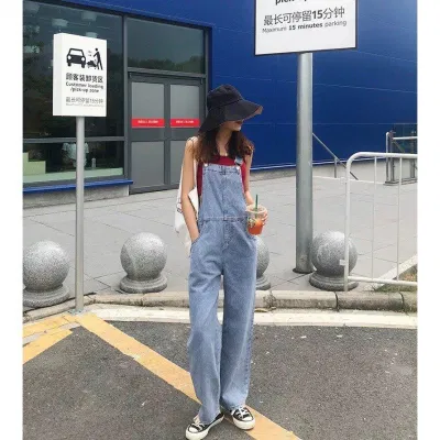 Cá tính với áo thun đỏ và quần yếm jean xanh. (nguồn ảnh: Internet) Cá tính với áo thun đỏ và quần yếm jean xanh. (nguồn ảnh: Internet)