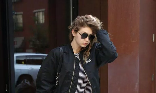 Gigi Hadid chất lừ với áo bomber đen và quần jean skinny. (nguồn ảnh: Internet) Gigi Hadid chất lừ với áo bomber đen và quần jean skinny. (nguồn ảnh: Internet)
