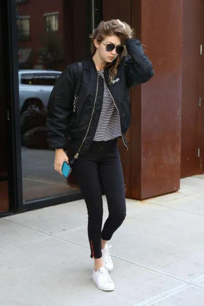 Gigi Hadid chất lừ với áo bomber đen và quần jean skinny. (nguồn ảnh: Internet) Gigi Hadid chất lừ với áo bomber đen và quần jean skinny. (nguồn ảnh: Internet)