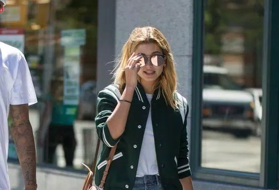 Bomber xanh rêu phối short jean. (nguồn ảnh: Internet) Bomber xanh rêu phối short jean. (nguồn ảnh: Internet)