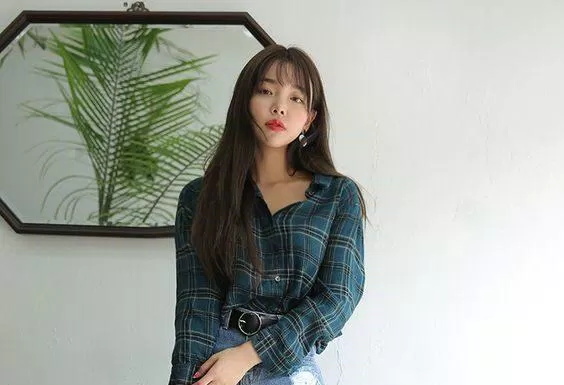 Áo sơ mi tối màu cũng là một trong những sự lựa chọn phù hợp với chiếc short jean (Nguồn ảnh: Internet) Áo sơ mi tối màu cũng là một trong những sự lựa chọn phù hợp với chiếc short jean (Nguồn ảnh: Internet)