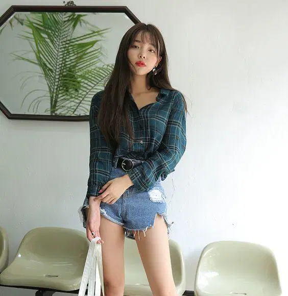 Top 10 cách phối đồ đẹp cực chất cho hội teen girl - BlogAnChoi 31 Thun trắng in slogan phối quần jean rách "tơi tả" và chiếc tất lưới quyến rũ. (nguồn ảnh: Internet)