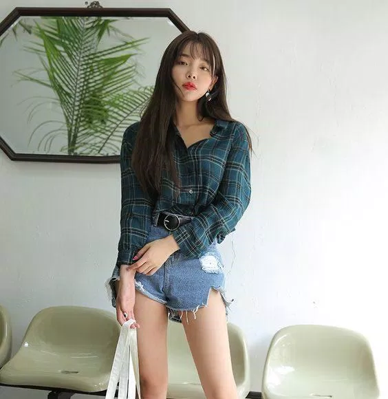 Áo sơ mi tối màu cũng là một trong những sự lựa chọn phù hợp với chiếc short jean (Nguồn ảnh: Internet)