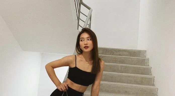 Sao Việt diện sneaker chất lừ cùng áo hai dây croptop và quần ống rộng. (nguồn ảnh: Internet) Sao Việt diện sneaker chất lừ cùng áo hai dây croptop và quần ống rộng. (nguồn ảnh: Internet)