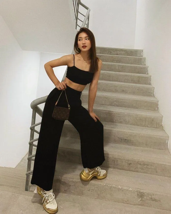 Sao Việt diện sneaker chất lừ cùng áo hai dây croptop và quần ống rộng. (nguồn ảnh: Internet) Sao Việt diện sneaker chất lừ cùng áo hai dây croptop và quần ống rộng. (nguồn ảnh: Internet)