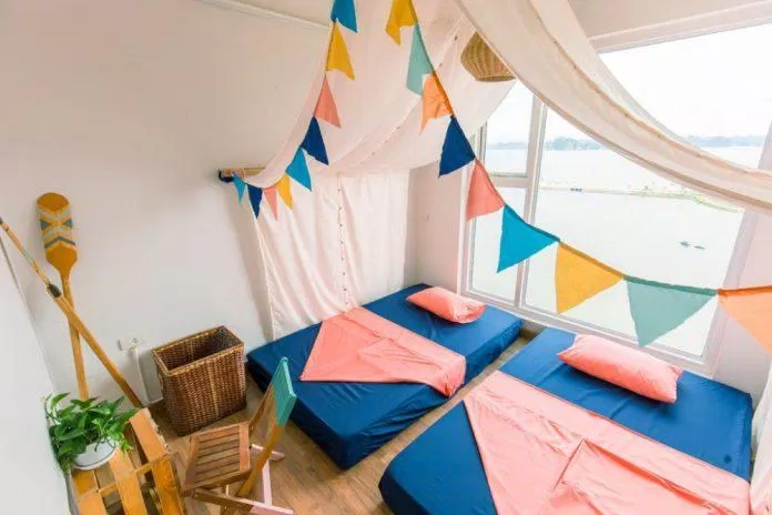 Phòng ngủ được trang trí đẹp mắt, năng động, trẻ trung và view nhìn ra biển ( nguồn: Internet )
