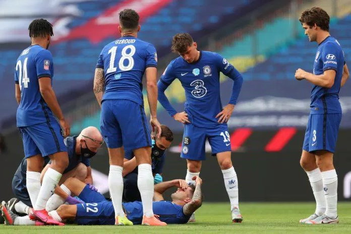 Azpilicueta và Pulisic đồng loạt rời sân vì chấn thương. Chelsea tổn thất nặng nề về nhân sự. Ảnh: Internet