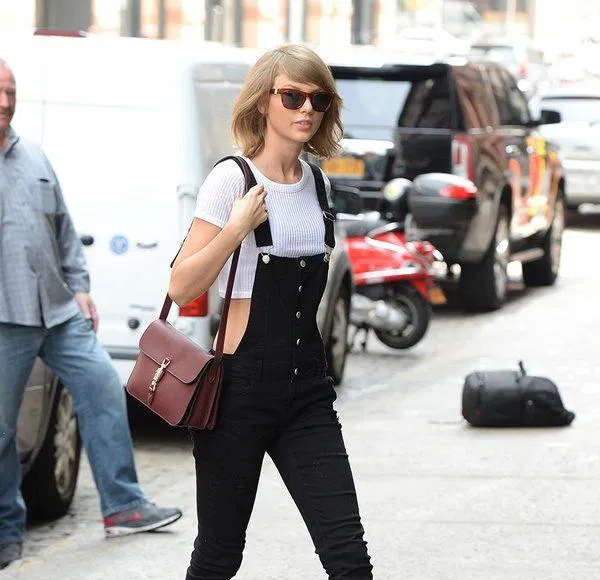 "Rắn chúa" Taylor Swift trưng diện chiếc quần yếm denim đen. (nguồn ảnh: Interet) "Rắn chúa" Taylor Swift trưng diện chiếc quần yếm denim đen. (nguồn ảnh: Interet)