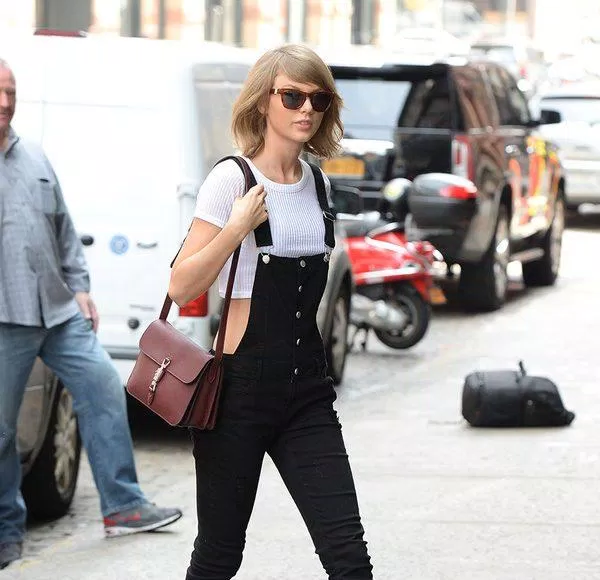 "Rắn chúa" Taylor Swift trưng diện chiếc quần yếm denim đen. (nguồn ảnh: Interet)