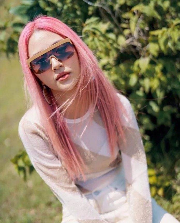 Nàng hotgirl Quỳnh Anh Shyn thu hút hàng loạt ánh nhìn bởi mái tóc hồng chói và chiếc kính sành điệu không kém (Nguồn: Instagram @quynhanhshyn_).