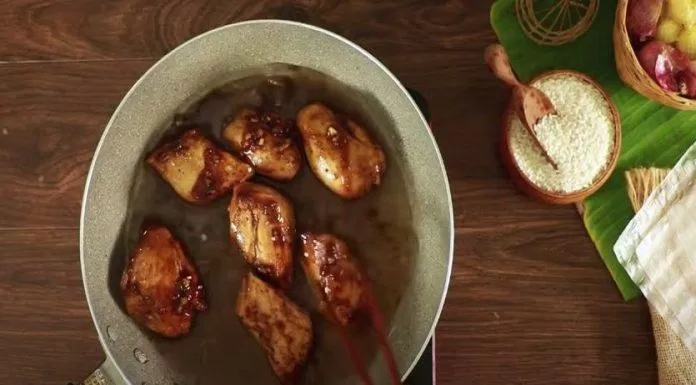 Rang vàng thịt gà rồi đun sôi với nước dừa (Nguồn: Cooky TV)