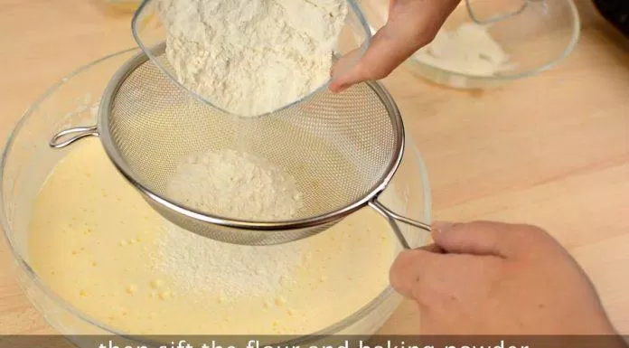 Rây bột mì và bột nở vào hỗn hợp