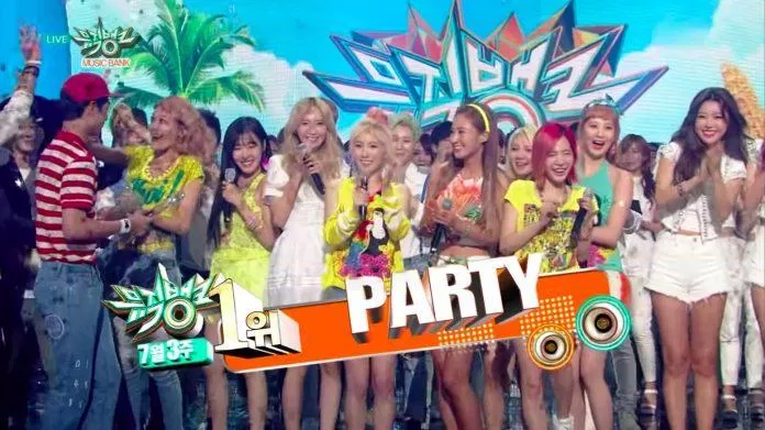 SNSD giành cup với Party trên Music Bank. (Nguồn: Internet)