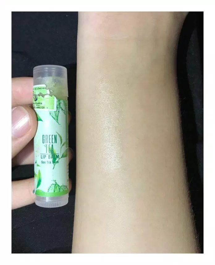 Son dưỡng trà xanh Milaganics có chất son dày, không gây bóng môi. (nguồn: BlogAnChoi) Son dưỡng trà xanh Milaganics có chất son dày, không gây bóng môi. (nguồn: BlogAnChoi)