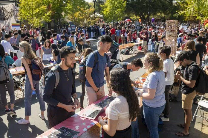 Students flocked to the Stanford Acitivities Fair during the afternoon on Friday, Sept. 28.