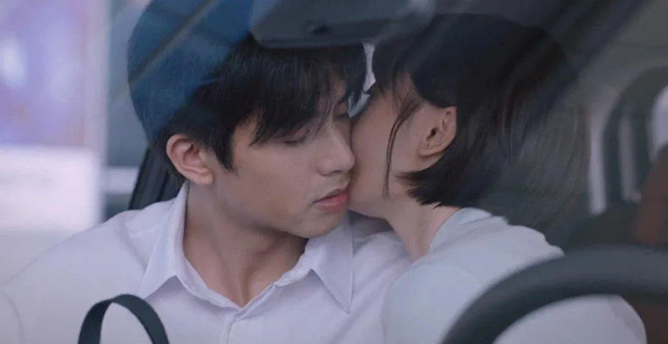 Minh Nguyệt hiểu nhầm Lăng Tiêu thích mình nên đã mạnh dạn hôn anh.