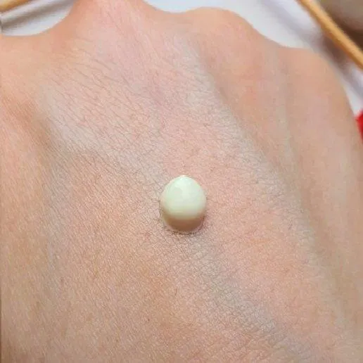 Texture dạng cream, có màu trắng đục của . (Nguồn: Internet.)