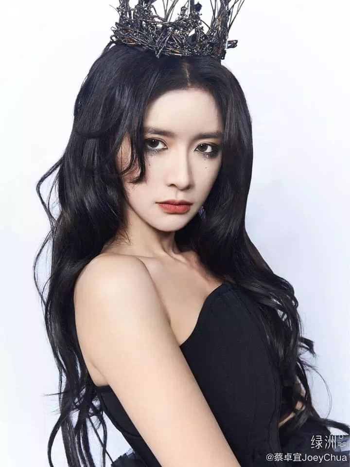 Thái Trác Nghi quảng bá ca khúc "BYE, Đi thong thả" với hình tượng trưởng thành ma mị (Ảnh: Internet). Thái Trác Nghi quảng bá ca khúc "BYE, Đi thong thả" với hình tượng trưởng thành ma mị (Ảnh: Internet).