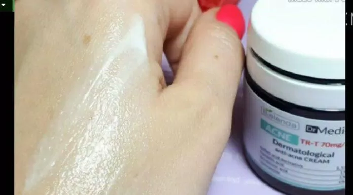 Sản phẩm apply lên da thấm nhanh nhưng để lại lớp màng hơi bóng. (Nguồn: Internet.)