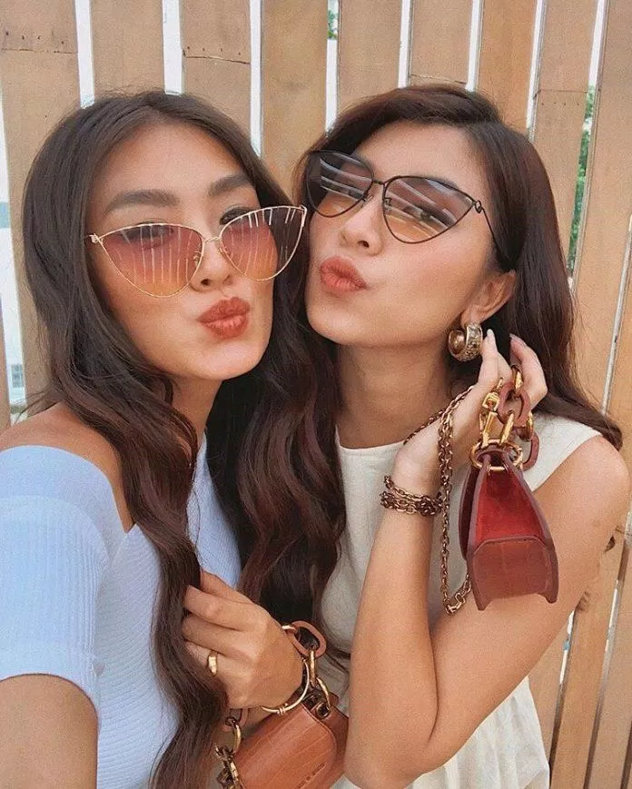 Đôi bạn thân Thảo Nhi và Ánh Quỳnh vô cùng cá tính và "chất chơi" với cặp kính màu nâu (Nguồn: Instagram @donganhquynh).