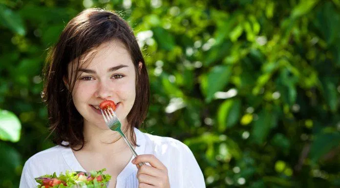 Bạn nên ăn nhiều rau xanh, trái cây tươi để bổ sung vitamin cho da đẹp (Ảnh: Internet)