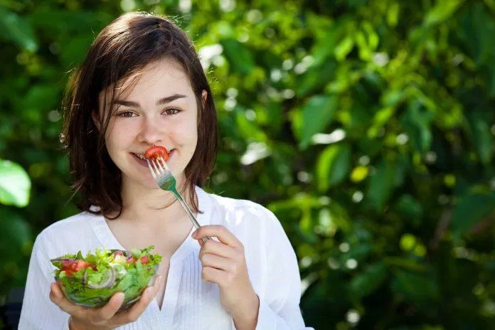 Bạn nên ăn nhiều rau xanh, trái cây tươi để bổ sung vitamin cho da đẹp (Ảnh: Internet)
