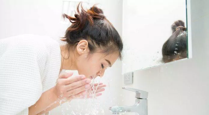 Làm sạch da là thói quen tốt bạn nên thực hiện mỗi ngày (Ảnh: Internet)