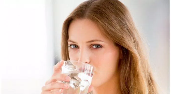 Uống đủ nước là thói quen giúp bạn có làn da đẹp